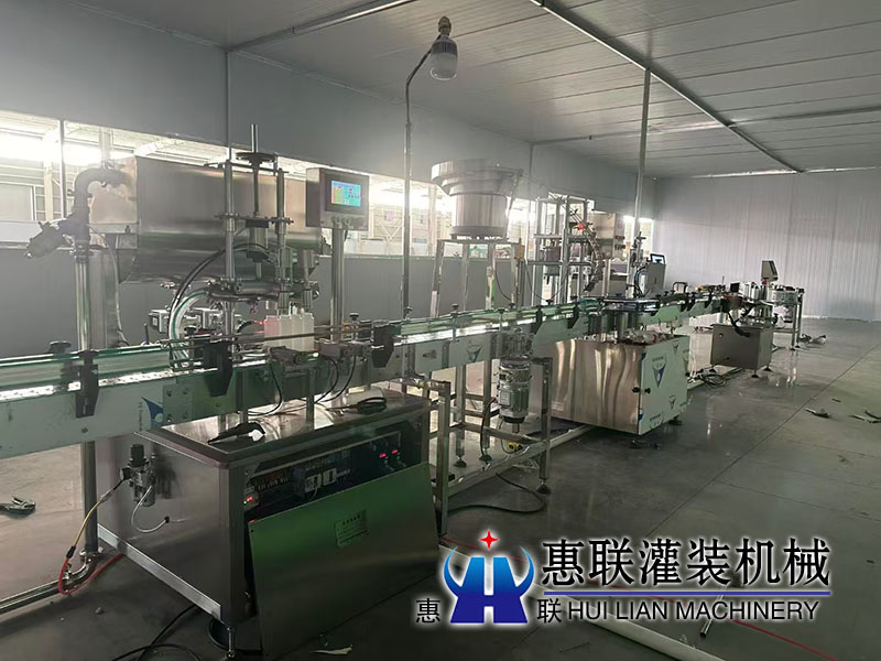 膠州油脂灌裝機生產(chǎn)線安裝調試現(xiàn)場